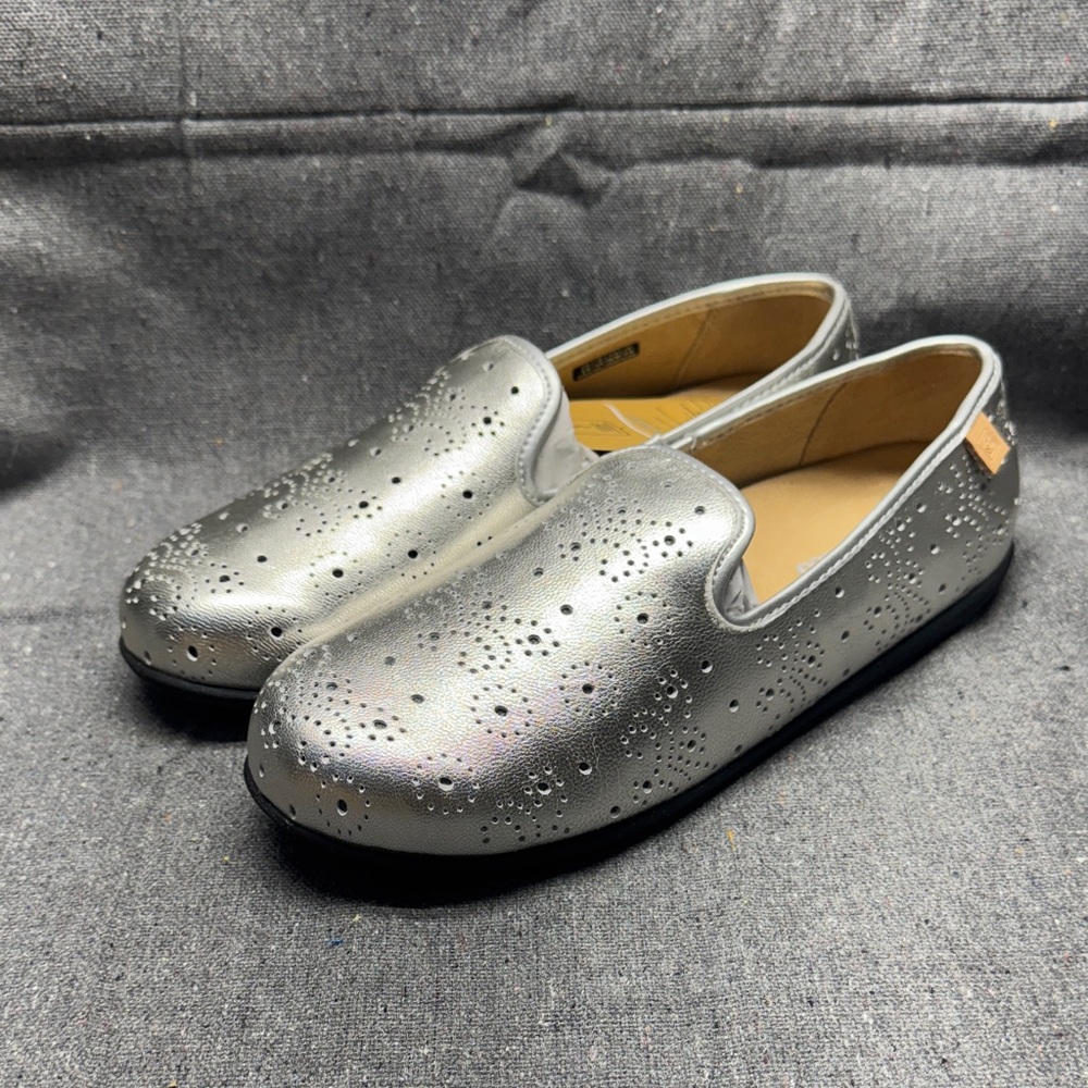 Silver Women's Flats & Loafers size 8